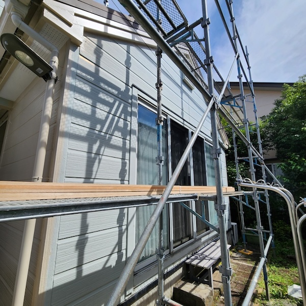 外壁カバー工事 施工前 劣化症状と足場の組み立て設置をレポート｜ 静岡県御殿場市東田中