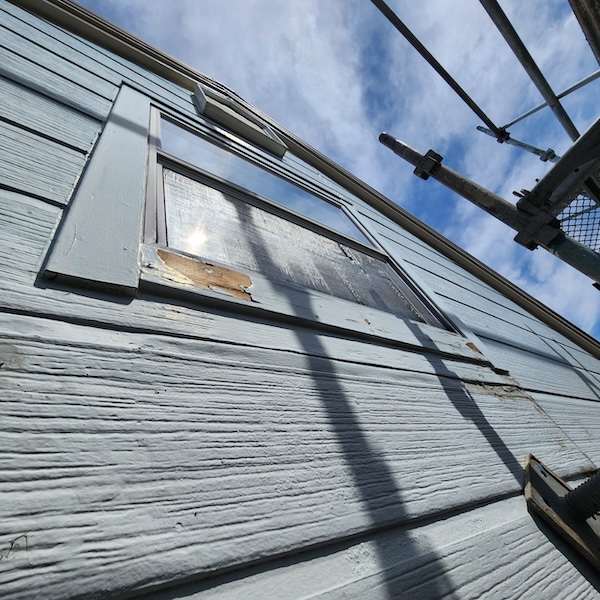 外壁カバー工事 施工前 劣化症状と足場の組み立て設置をレポート｜ 静岡県御殿場市東田中