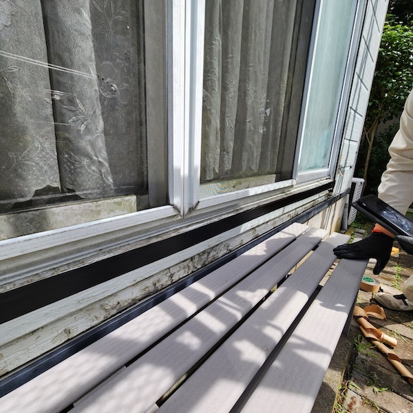 外壁カバー工事 施工前 劣化症状と足場の組み立て設置をレポート｜ 静岡県御殿場市東田中