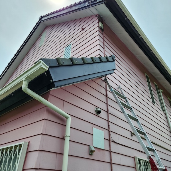 静岡県静岡市|下屋根の破風板板金巻き工事、大屋根・下屋根の施工後をレポート