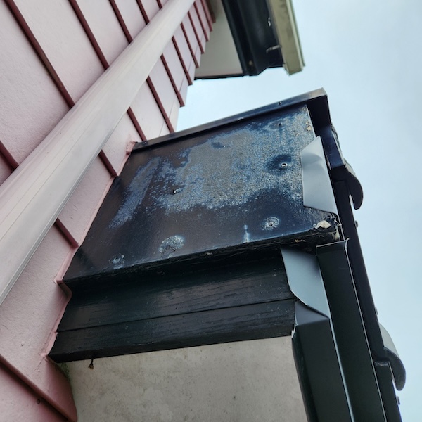 静岡県静岡市|下屋根の破風板板金巻き工事、大屋根・下屋根の施工後をレポート