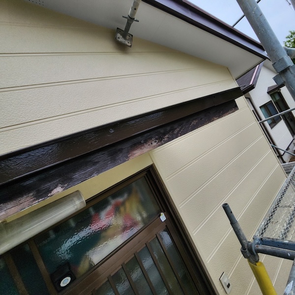静岡県御殿場市｜玄関庇の板金巻きと足場解体前の施工後をレポート
