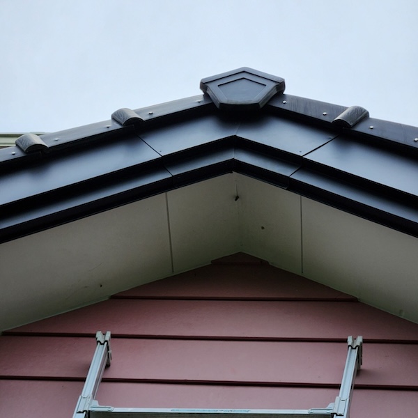 静岡県静岡市|下屋根の破風板板金巻き工事、大屋根・下屋根の施工後をレポート