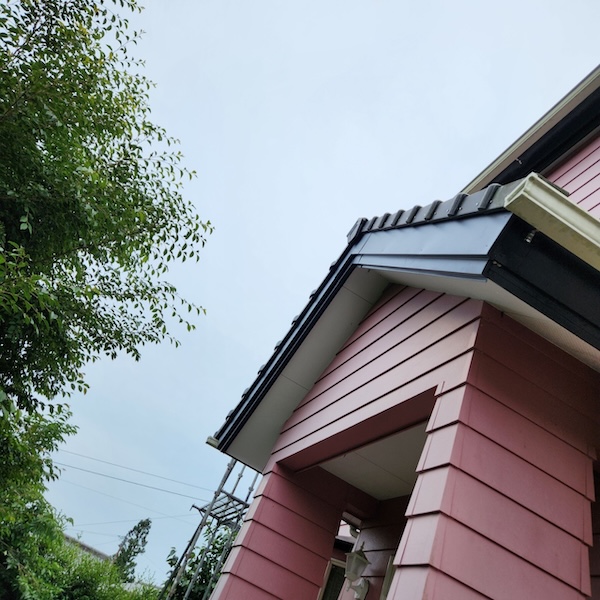 静岡県静岡市|下屋根の破風板板金巻き工事、大屋根・下屋根の施工後をレポート