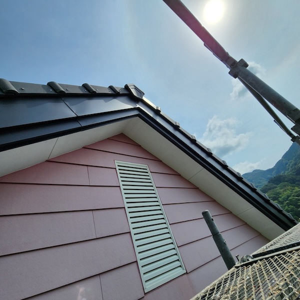 静岡県静岡市|下屋根の破風板板金巻き工事、大屋根・下屋根の施工後をレポート