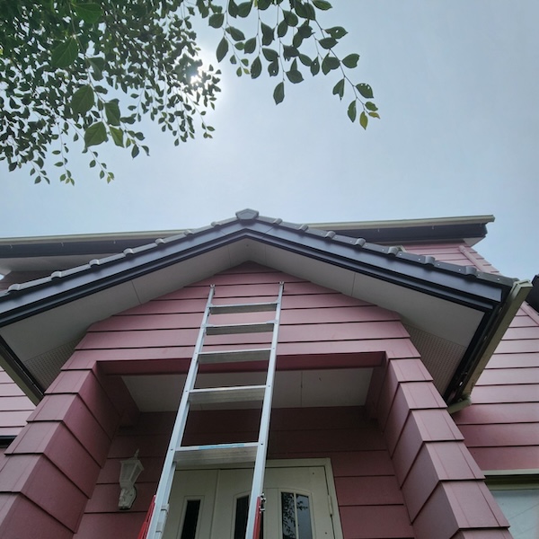 静岡県静岡市|下屋根の破風板板金巻き工事、大屋根・下屋根の施工後をレポート