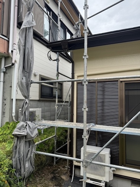 静岡県御殿場市｜玄関庇の板金巻きと足場解体前の施工後をレポート