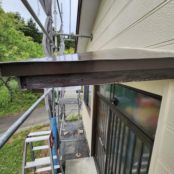 静岡県御殿場市｜玄関庇の板金巻きと足場解体前の施工後をレポート