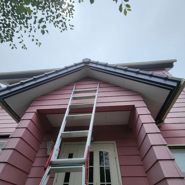 静岡県静岡市|下屋根の破風板板金巻き工事、大屋根・下屋根の施工後をレポート