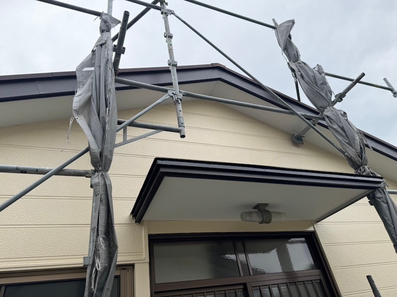 静岡県御殿場市｜玄関庇の板金巻きと足場解体前の施工後をレポート