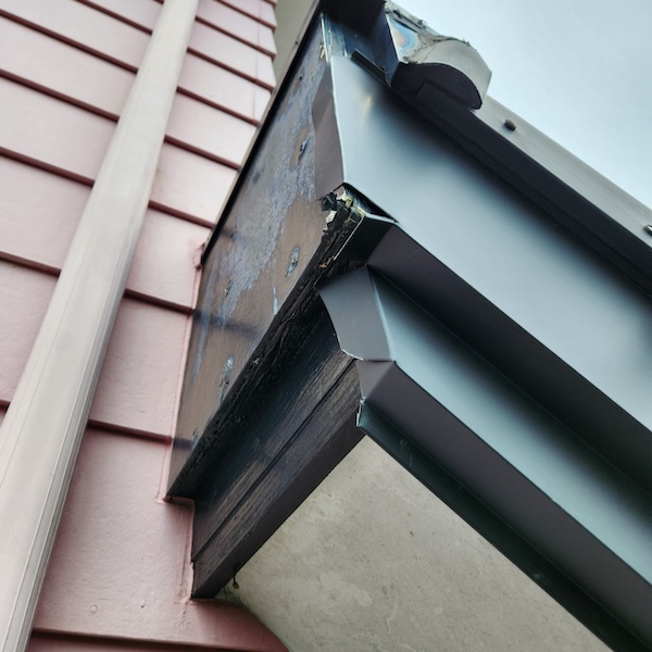 静岡県静岡市|下屋根の破風板板金巻き工事、大屋根・下屋根の施工後をレポート