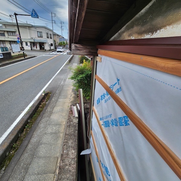 静岡県伊豆の国市｜ガルバリウム鋼板 外壁材本体張り付け〜施工前後をレポート