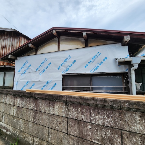 静岡県伊豆の国市|外壁カバー工事 防水紙張り付け・下地取り付け・水切り設置を実施しました!