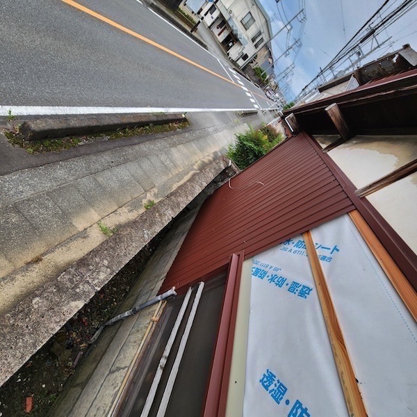 静岡県伊豆の国市｜ガルバリウム鋼板 外壁材本体張り付け〜施工前後をレポート