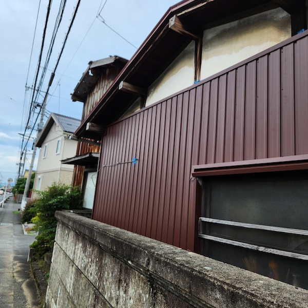 静岡県伊豆の国市｜ガルバリウム鋼板 外壁材本体張り付け〜施工前後をレポート