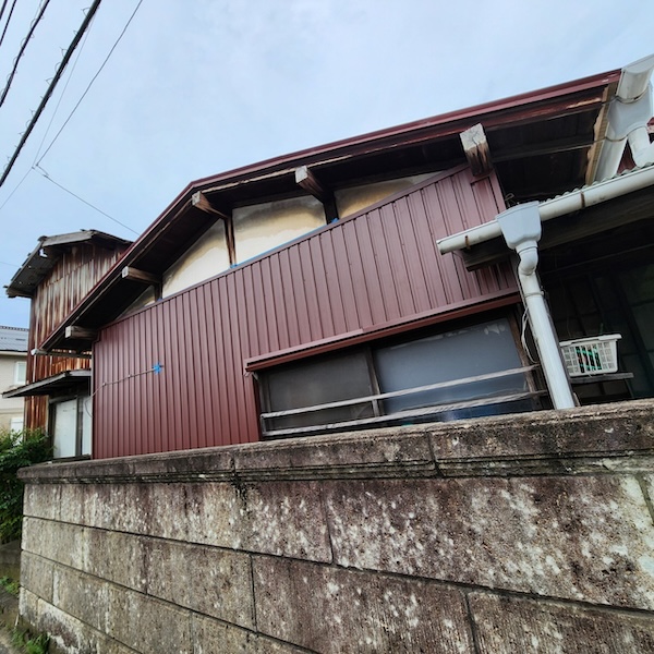 静岡県伊豆の国市｜ガルバリウム鋼板 外壁材本体張り付け〜施工前後をレポート