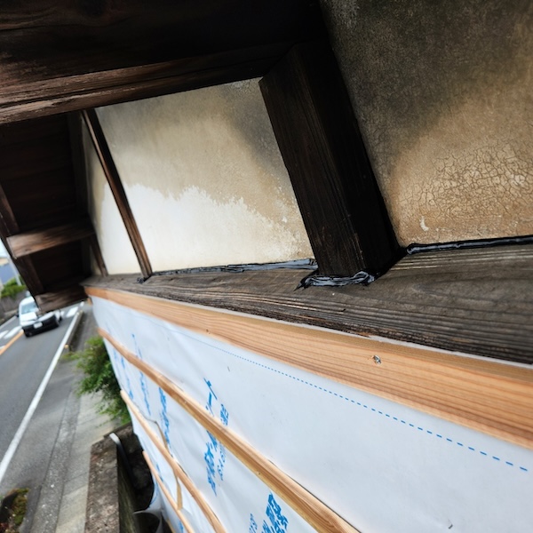 静岡県伊豆の国市|外壁カバー工事 防水紙張り付け・下地取り付け・水切り設置を実施しました!