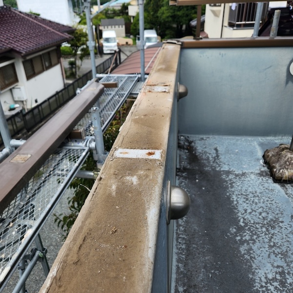 静岡県富士宮市|ベランダ笠木の解体作業と雨漏り症状をレポート