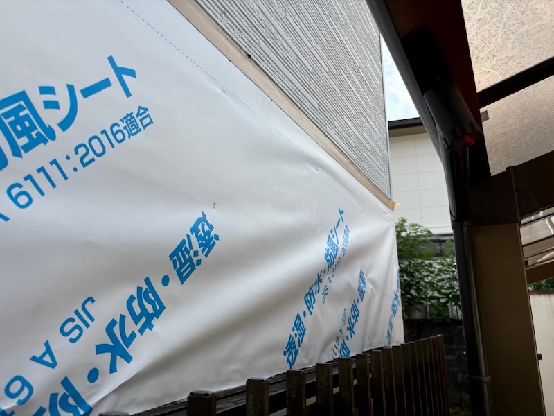 外壁カバー工事 雨仕舞い 防水テープと防水紙の張り付けと下地を取り付けました｜静岡県富士宮市