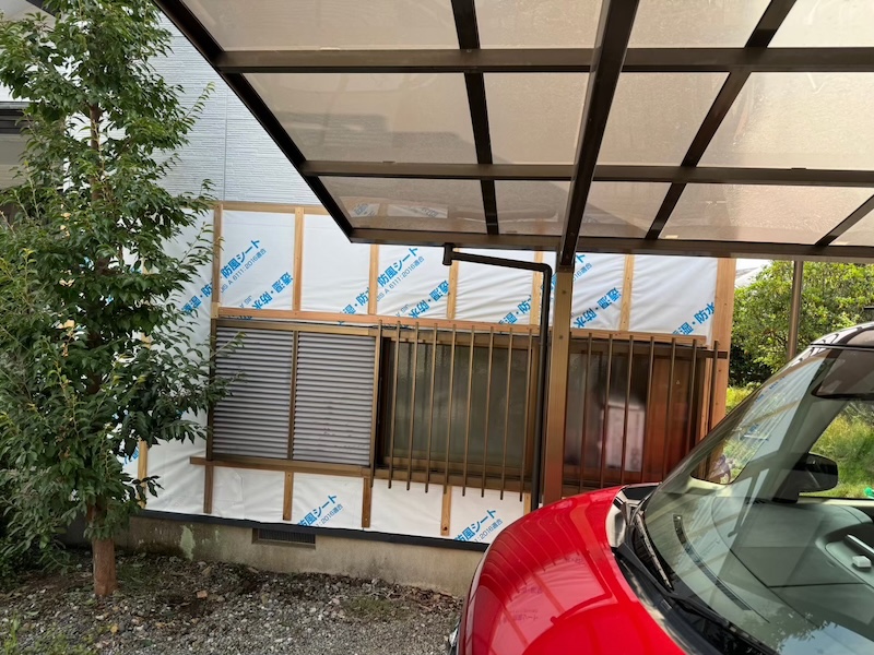 外壁カバー工事 雨仕舞い 防水テープと防水紙の張り付けと下地を取り付けました｜静岡県富士宮市