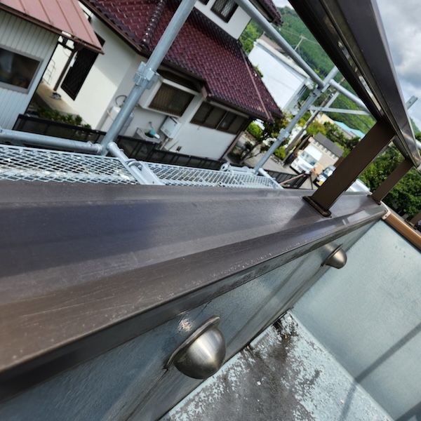 静岡県富士宮市|ベランダ笠木の解体作業と雨漏り症状をレポート