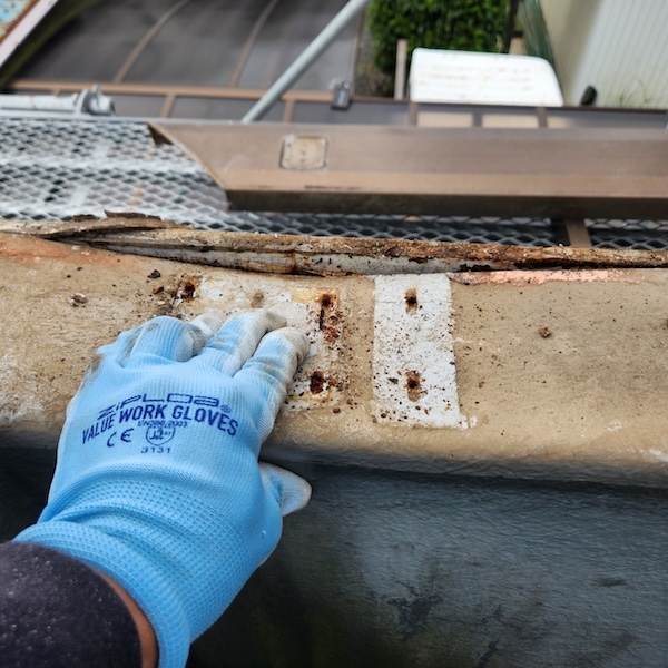 静岡県富士宮市|ベランダ笠木の解体作業と雨漏り症状をレポート