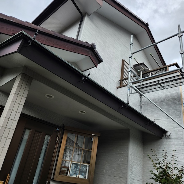 静岡県富士宮市｜外壁カバー工事 水切りと見切りの取り付け、外壁材張り付けを行いました！
