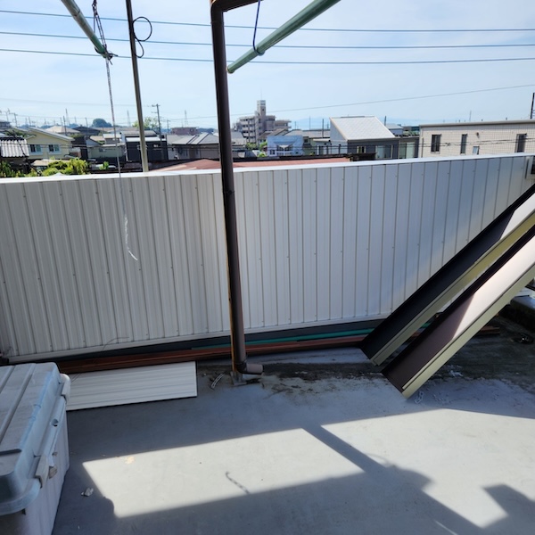 静岡県富士宮市|外壁カバー工事 見切り取り付けとガルバリウム鋼板 角波張り付け