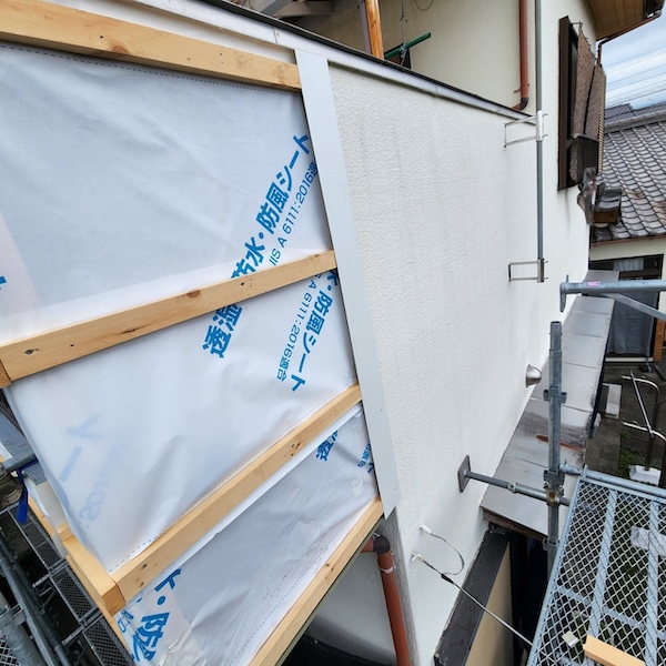 静岡県富士宮市|外壁カバー工事 見切り取り付けとガルバリウム鋼板 角波張り付け