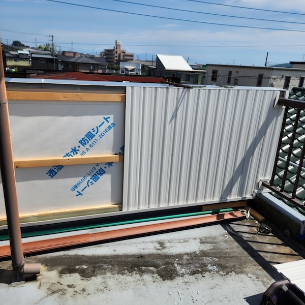 静岡県富士宮市|外壁カバー工事 見切り取り付けとガルバリウム鋼板 角波張り付け