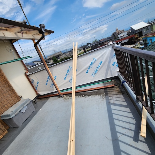 静岡県富士宮市｜外壁カバー工事 胴縁を取り付け作業 通気緩衝工法とは？