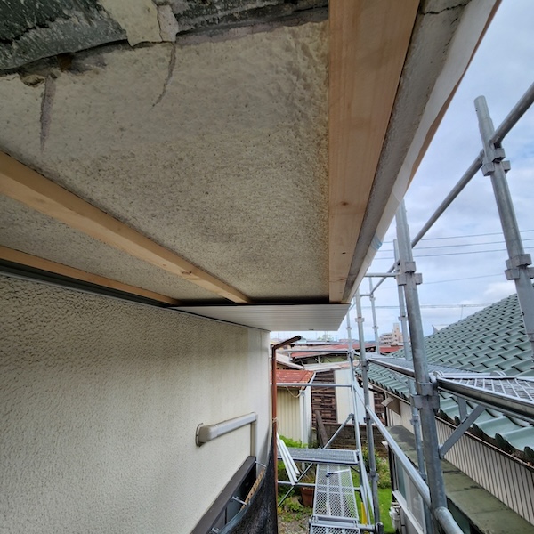 ベランダ天井 ガルバリウム鋼板 角波を張りました｜静岡県富士宮市