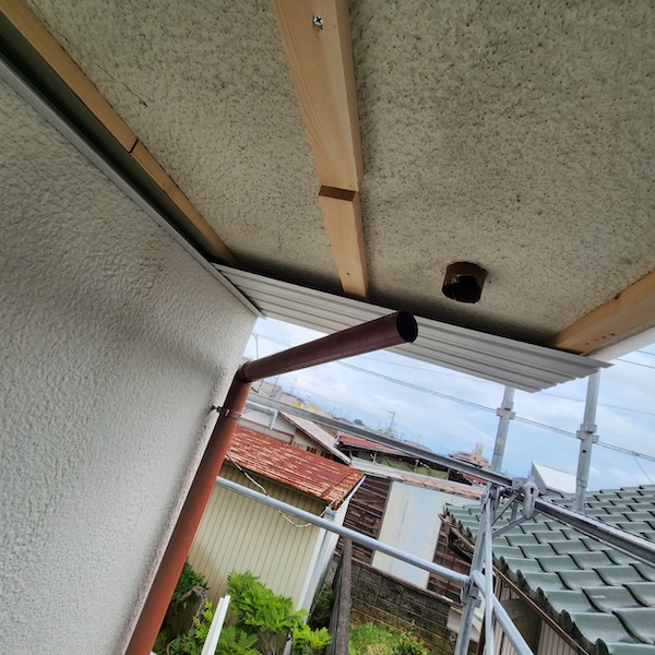 ベランダ天井 ガルバリウム鋼板 角波を張りました｜静岡県富士宮市
