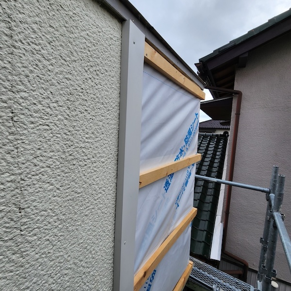 静岡県富士宮市|外壁カバー工事 見切り取り付けとガルバリウム鋼板 角波張り付け