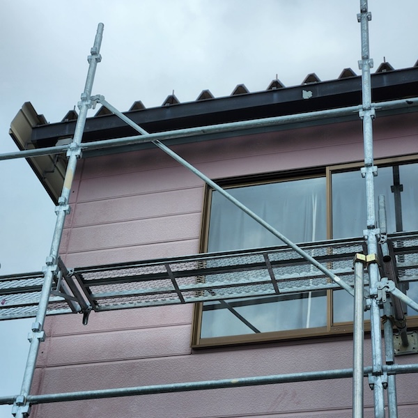 静岡県富士市｜雨樋部分交換工事のご依頼！施工前と部分足場の設置をレポート