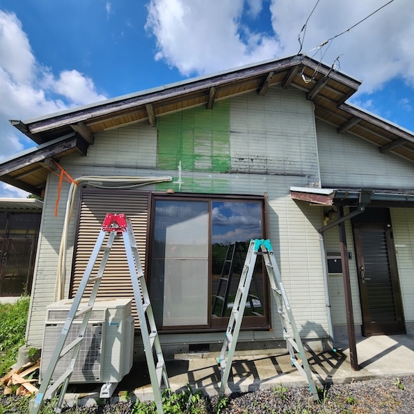 静岡県富士宮市｜外装工事 窯業系サイディング一面のみカバー工法で新規外壁張り