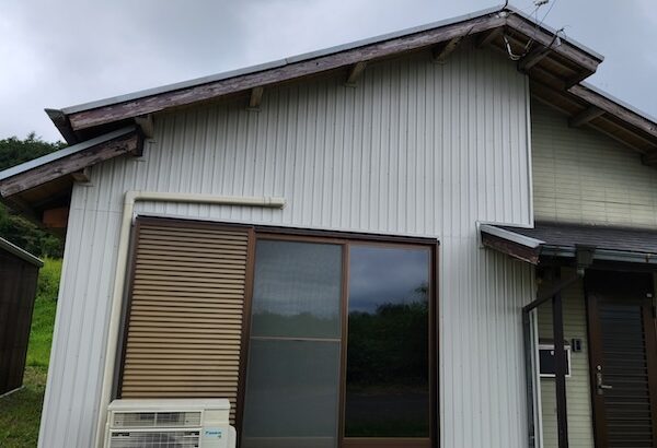 静岡県富士宮市 外装工事 窯業系サイディングカバー工事「玄関側の外壁でしたが、すっきりした印象で良かったです」